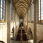 Innenansicht des Doms, goldenes Gitterband an den Fenstern